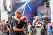 Julia Reisinger Fotografie - Julia Reisinger Fotografie Emotionale Szene mit verliebtem Paar inmitten eines Musikfestivals.