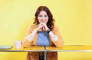 Julia Reisinger Fotografie - Julia Reisinger Fotografie Freundliches Business-Porträt einer Frau, die entspannt und sympathisch in die Kamera schaut.