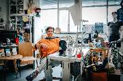 Julia Reisinger Fotografie - Julia Reisinger Fotografie Handwerkliches Porträt einer Designerin in ihrer Werkstatt, umgeben von Werkzeugen und Materialien.