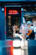 Julia Reisinger Fotografie - Julia Reisinger Fotografie Moderne Restaurantaufnahme mit stimmungsvoller Beleuchtung und lebendiger Atmosphäre.