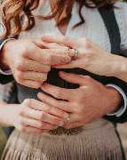 Kara Elizabeth Photography - Kara Elizabeth Photography Emotionale Nahaufnahme des Ringtausches – Hochzeitsfotografie in München, die Liebe und Verbundenheit in authentischen Details zeigt.