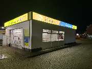 Kfz-Prüfstelle Werder | FSP-Prüfstelle | Partner des TÜV Rheinland - FSP-Prüfstelle Werder: Außenansicht bei Nacht