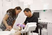 Kieferorthopädische Praxis | Dr. Günter Reisinger | München - Frau in kieferorthopädischer Behandlung | Kieferorthopädie | Dr. Günter Reisinger | München