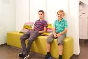 Kieferorthopädische Praxis | Dr. Günter Reisinger | München - Kinder im Wartezimmer | Kieferorthopädie | Dr. Günter Reisinger | München