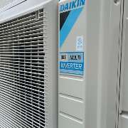 Hochwertige Klimaanlage von Daikin. Ausführung bei einem unserer Kunden, ein Außengerät mit vier Innen-Wandgeräten.