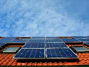 K&L Energy GmbH - Dach mit Solaranlagen für Ökostrom