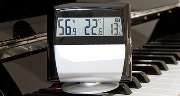 Klaviere | Alexander Ostrovski | München - Digitales Hygrometer auf einem Klavier zur Messung von Luftfeuchtigkeit und Temperatur. Wichtig für die richtige Klimakontrolle und den Werterhalt von Flügeln und Klavieren.