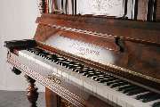 Klaviere | Alexander Ostrovski | München - Ein antikes Klavier von F. Trautwein aus Berlin mit edler Holzverarbeitung und kunstvollem Design. Ein Beispiel traditioneller Klavierbaukunst aus Deutschland.