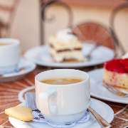 Genießen Sie an diesem besonderen Ort eine Tasse Kaffee und ein leckeres Stück Kuchen.