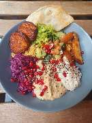Kochwerk (Veganes Bistro) - Arabischer Mezze Teller.jpg