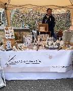 Kunstkraemerin Silke Kulosa - Ausstellung auf dem Markt. Handgefertigte Kunst. Wandbilder aus Naturmaterialien, Holzdekoration, Kerzenbeschriftungen, Postkarten u.v.m.
Eure Kunstkrämerin Silke in Erfurt / Thüringer Wald.
