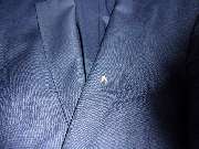 Kunststopferei Hiltmann - Kunststopfen und Reparatur von Strickkleidung und Businesskleidung - Anzugjacke mit Motte auf dem Revers