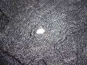 Kunststopferei Hiltmann - Kunststopfen und Reparatur von Strickkleidung und Businesskleidung - irischer Schafswollpullover Mottenloch am Ärmel - nachher