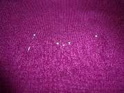 Kunststopferei Hiltmann - Kunststopfen und Reparatur von Strickkleidung und Businesskleidung - Pullover fliederfarben Mottenloch