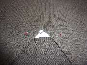 Kunststopferei Hiltmann - Kunststopfen und Reparatur von Strickkleidung und Businesskleidung - Pullover mit V-Ausschnitt - gerissener Faden