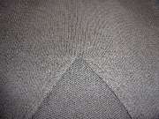 Kunststopferei Hiltmann - Kunststopfen und Reparatur von Strickkleidung und Businesskleidung - Pullover mit V-Ausschnitt - gerissener Faden - nachher