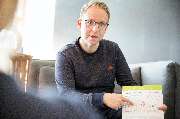 Lebensidealisten GmbH - Paartherapie & Empowerment Coachings - Florian von den Lebensidealisten mitten im Termin bei einer Paartherapie, Raum Lebensidealisten in Neumünster