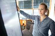 Lebensidealisten GmbH - Paartherapie & Empowerment Coachings - Ina von den Lebensidealisten bei der Reflexion eines Paarcoachings (Paartherapie)