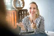 Lebensidealisten GmbH - Paartherapie & Empowerment Coachings - Ina von den Lebensidealisten mitten im Termin bei einer Paartherapie, Raum Lebensidealisten in Neumünster