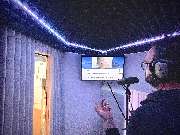 Left Style Domizil – Tonstudio Dresden - Sprecherkabine innen mit Sprecher im Studio B im Left Style Domizil - Tonstudio Dresden