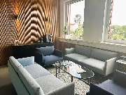 LeifSteil Berlin - Aus einem einst wenig einladenden Raum ist ein moderner Besprechungsraum zum Wohlfühlen geworden. Die abgerundeten Wandpaneele verleihen dem Raum eine warme Atmosphäre, und der herrliche Duft nach Holz wirkt beruhigend. Das Sideboard un