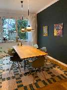 LeifSteil Berlin - Dieses Esszimmer lädt zu entspannten Stunden mit Familie und Freunden ein.

Designklassiker von Vitra und Louis Poulsen ergänzen sich perfekt mit einem modernen Designer-Teppich. Teppiche sind viel mehr als einfache Bodenbeläge – sie si