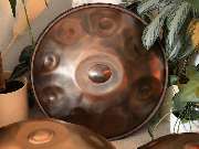 Leipzig (Geschlossen) - Mit kraftvollem und tiefen Klang stehen die Magical Handpans für Sinnlichkeit. Sie implizieren in ihrer Form und ihren feinen Schwingungen symbolisch das Feminine. Ihr magisches Klangfeld zeichnet sich durch sehr stabile Töne aus.
