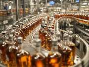 LiquidVisions GmbH - Flaschen auf einem modernen Förderband bei LiquidVisions in Endingen bei Freiburg.