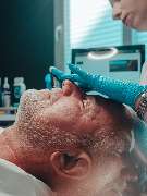 Margarita M. Cosmetics Premiumkosmetik in Remscheid | Lumecca | Liposana3+ | Hydrafacial | Morpheus8 | Forma | Visia Hautanalyse | Infuzion-System | iSClinical - Hydrafacial-Behandlung Mann