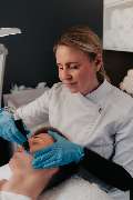 Margarita M. Cosmetics Premiumkosmetik in Remscheid | Lumecca | Liposana3+ | Hydrafacial | Morpheus8 | Forma | Visia Hautanalyse | Infuzion-System | iSClinical - Hydrafacial-Behandlung Mann im Kosmetikstudio von Margarita M. Cosmetics in Remscheid