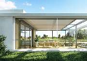 Mario Maierl GmbH München Markisen Lamellendach Sonnenschutz Jalousien Rollladen Rollo Reparatur - Moderner Wintergarten mit Inneneinrichtung und großen Glasfenstern an grauem Haus mit garten, auf dem Dach eine große Beige Markise.