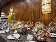 Maritim Hotel Darmstadt - Kaffeepause bei einer Tagung im Maritim Hotel Darmstadt: Entspannte Atmosphäre, frisch gebrühter Kaffee und Snacks bieten Raum für Networking und Erholung.