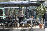 Maritim Hotel Stuttgart - Die Terrasse des Maritim Hotel Stuttgart bietet eine ruhige und entspannte Atmosphäre direkt am grünen Hoppenlau Park. Umgeben von gepflegtem Grün und stilvollen Sitzgelegenheiten ist sie der perfekte Ort, um bei einem Getränk zu