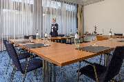 Maritim Strandhotel Travemünde - Der Salon Kiel ist ein stilvoll eingerichteter Tagungsraum, der sich perfekt für geschäftliche Besprechungen, Konferenzen und Seminare eignet. Der Raum ist hell und geräumig, mit großen Fenstern, die viel natürliches Licht