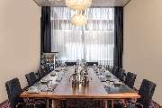 Maritim Strandhotel Travemünde - Salon Bad Pyrmont  ist ein stilvoll eingerichteter Tagungsraum, der sich perfekt für geschäftliche Besprechungen, Konferenzen und Seminare eignet. Der Raum ist hell und geräumig, mit großen Fenstern, die viel natürliches L