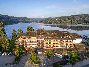 Maritim TitiseeHotel Titisee-Neustadt - Außenansicht des Maritim Hotels Titisee: Modernes Gebäude in idyllischer Lage am See, umgeben von grüner Landschaft und ideal für entspannende Aufenthalte.