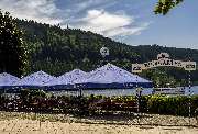 Maritim TitiseeHotel Titisee-Neustadt - Der Biergarten des Maritim Hotels Titisee lädt mit gemütlichen Sitzplätzen im Freien und rustikalem Charme zum Entspannen ein. Gäste genießen erfrischende Getränke und Snacks in einer angenehmen Umgebung.