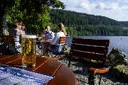 Maritim TitiseeHotel Titisee-Neustadt - Der Biergarten des Maritim Hotels Titisee lädt mit gemütlichen Sitzplätzen im Freien und rustikalem Charme zum Entspannen ein. Gäste genießen erfrischende Getränke und Snacks in einer angenehmen Umgebung.