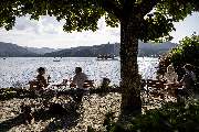 Maritim TitiseeHotel Titisee-Neustadt - Der Biergarten des Maritim Hotels Titisee lädt mit gemütlichen Sitzplätzen im Freien und rustikalem Charme zum Entspannen ein. Gäste genießen erfrischende Getränke und Snacks in einer angenehmen Umgebung.