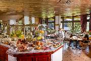 Maritim TitiseeHotel Titisee-Neustadt - Der Frühstücksbereich im Maritim Hotel Titisee bietet ein reichhaltiges Buffet in einer einladenden Atmosphäre. Gäste genießen eine große Auswahl an frischen Speisen.
