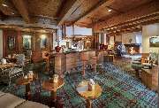 Maritim TitiseeHotel Titisee-Neustadt - Die rustikale Bar im Maritim Hotel Titisee bietet eine gemütliche Atmosphäre mit Kamin und traditionellem Holzdekor. Ideal für entspannte Drinks in behaglicher Umgebung.