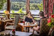 Maritim TitiseeHotel Titisee-Neustadt - Im Restaurant 'Vier Täler' des Maritim Hotels Titisee genießen Gäste ein köstliches Dinner mit atemberaubendem Seeblick. Das elegante Ambiente und die feine Küche bieten ein unvergessliches Abendessen.