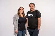 Martin Rütter Hundeschule Mainz / Bad Kreuznach - Martin Rütter Hundeschule Mainz / Bad Kreuznach zeigt Zusammenarbeit zweier Hundetrainer. Ein Moment professioneller Weiterbildung und Austausch über Hundeverhalten.
