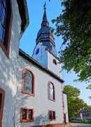Martinskirche Nierstein - Evangelische Kirchengemeinde Nierstein - Die Martinskirche, im Stadtzentrum am Marktplatz gelegen, ist eine von Mauern umgebene historische Wehrkirche. Im mittelalterlichen Turm, durch den man die Kirche betritt, befinden sich ei