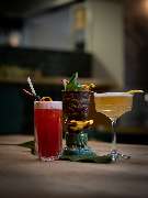 MAUI - Hawasian & Vietnamese Restaurant | München Ludwigpalais - Drei stilvolle Cocktails in verschiedenen Gläsern: fruchtiger Longdrink, exotischer Tiki-Cocktail und eleganter Sour – serviert in modernem Bar-Ambiente.