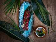 MAUI - Hawasian & Vietnamese Restaurant | München Nymphenburg - Exotisch angerichtetes Longplate-Gericht mit Thunfischtatar, Edamame und Blüten, serviert auf blauen Keramiktellern mit Dip – tropisch inszeniert.