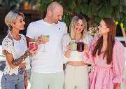 Mauritius Restaurant Feuerbach - We are Mauritius, gutes Essen schmeckt noch besser, wenn man es teilt! Lachen, anstoßen, genießen – genau so geht ein perfekter Tag im Mauri. Ob mit der Crew, der Family oder deinem Lieblingsmenschen – hier dreht sich alle