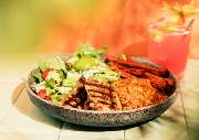 Mauritius Restaurant Stuttgart-Mitte - CARIBBEAN GRILLED CHICKEN , Saftige Hähnchenkeule mit Piri-Piri-Marinade, dazu spicy Reis-Quinoa-Mix, knusprige Süßkartoffel-Pommes und knackiger Salat.