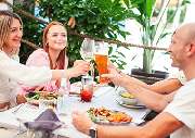 Mauritius Restaurant Stuttgart-Mitte - We are Mauritius, gutes Essen schmeckt noch besser, wenn man es teilt! Lachen, anstoßen, genießen – genau so geht ein perfekter Tag im Mauri. Ob mit der Crew, der Family oder deinem Lieblingsmenschen – hier dreht sic