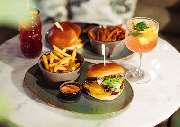 Mauritius Restaurant Stuttgart-Süd - Alle unsere Burger werden in einem Brioche Bun und mit Tomaten, Salat und Mauri Dressing serviert. Sie können wahlweise mit Pommes oder Beilagensalat bestellt werden.Mauritius Hot Stone Steak, bestimme selbst deine Gar